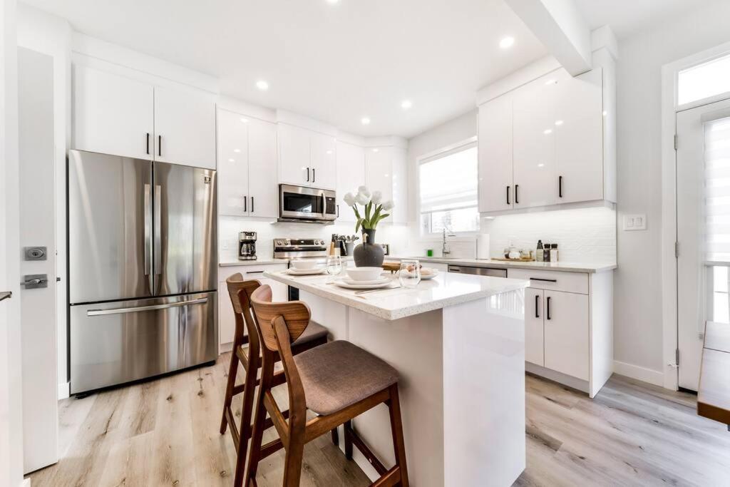 Modern Nordic Escape, 3Br Near Wem & Dt, Aircon & Fireplace, Wifi, Sleeps 6! エドモントン エクステリア 写真