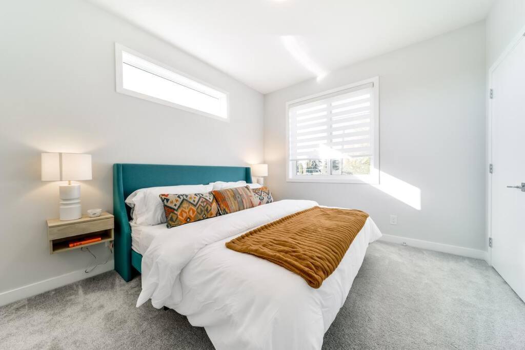 Modern Nordic Escape, 3Br Near Wem & Dt, Aircon & Fireplace, Wifi, Sleeps 6! エドモントン エクステリア 写真