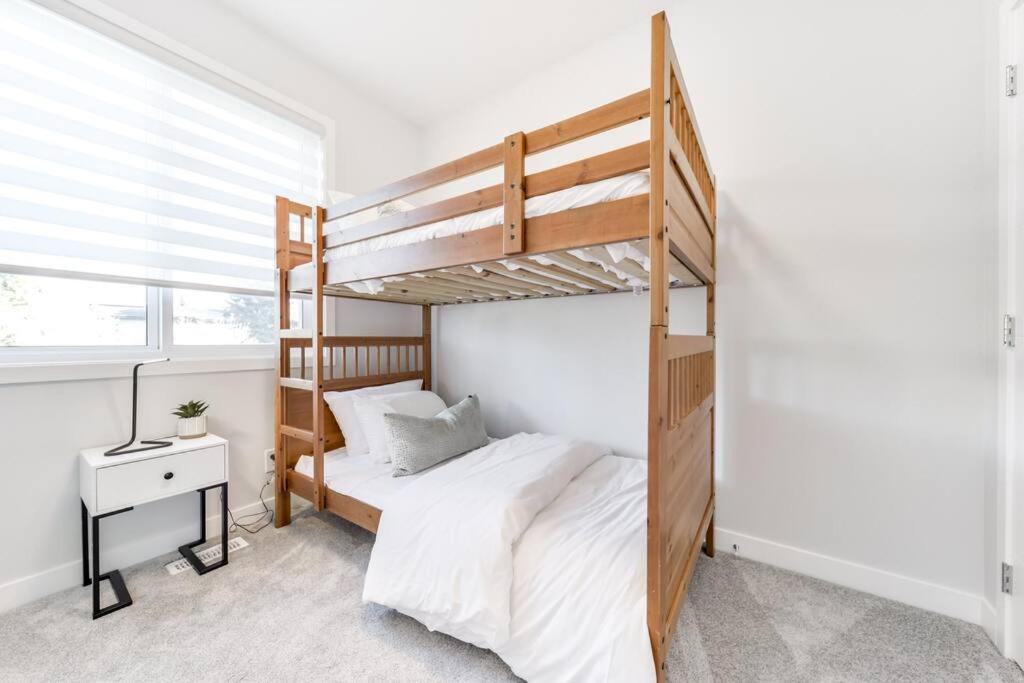 Modern Nordic Escape, 3Br Near Wem & Dt, Aircon & Fireplace, Wifi, Sleeps 6! エドモントン エクステリア 写真