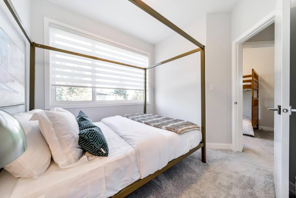 Modern Nordic Escape, 3Br Near Wem & Dt, Aircon & Fireplace, Wifi, Sleeps 6! エドモントン エクステリア 写真