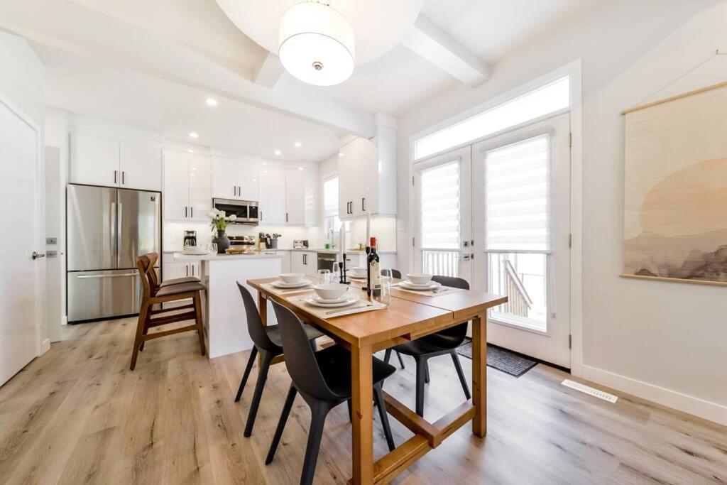 Modern Nordic Escape, 3Br Near Wem & Dt, Aircon & Fireplace, Wifi, Sleeps 6! エドモントン エクステリア 写真