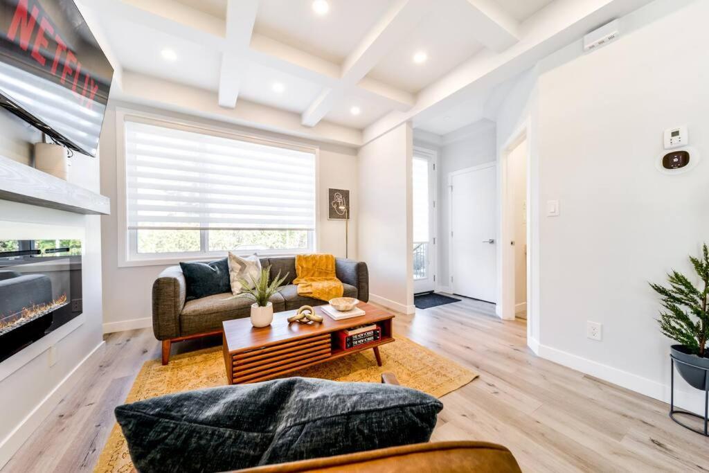 Modern Nordic Escape, 3Br Near Wem & Dt, Aircon & Fireplace, Wifi, Sleeps 6! エドモントン エクステリア 写真