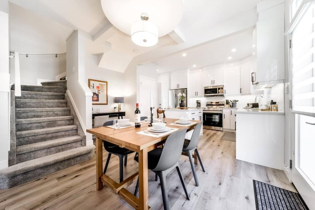 Modern Nordic Escape, 3Br Near Wem & Dt, Aircon & Fireplace, Wifi, Sleeps 6! エドモントン エクステリア 写真